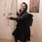 María con una pieza de Maria Jesús Manzanares perteneciente a la exposición "Cruzando ríos"